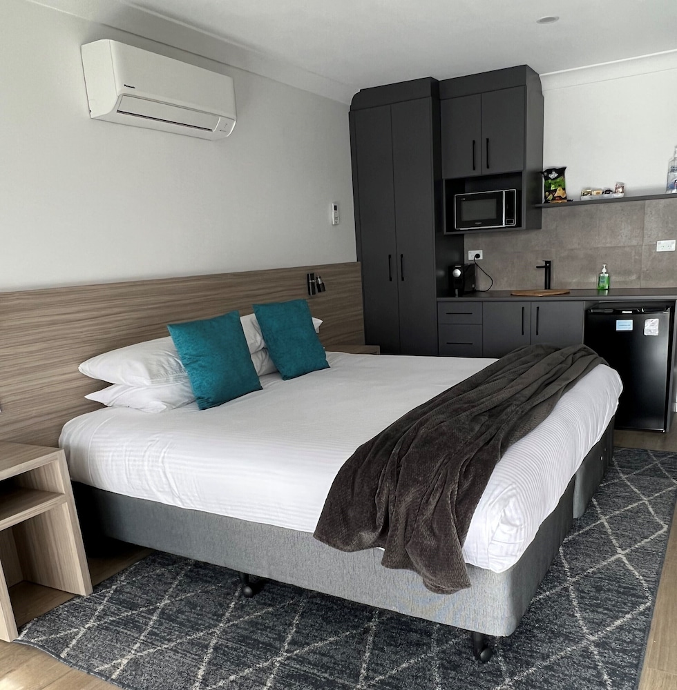 Deluxe Room, 1 King Bed, Ground Floor photo 1