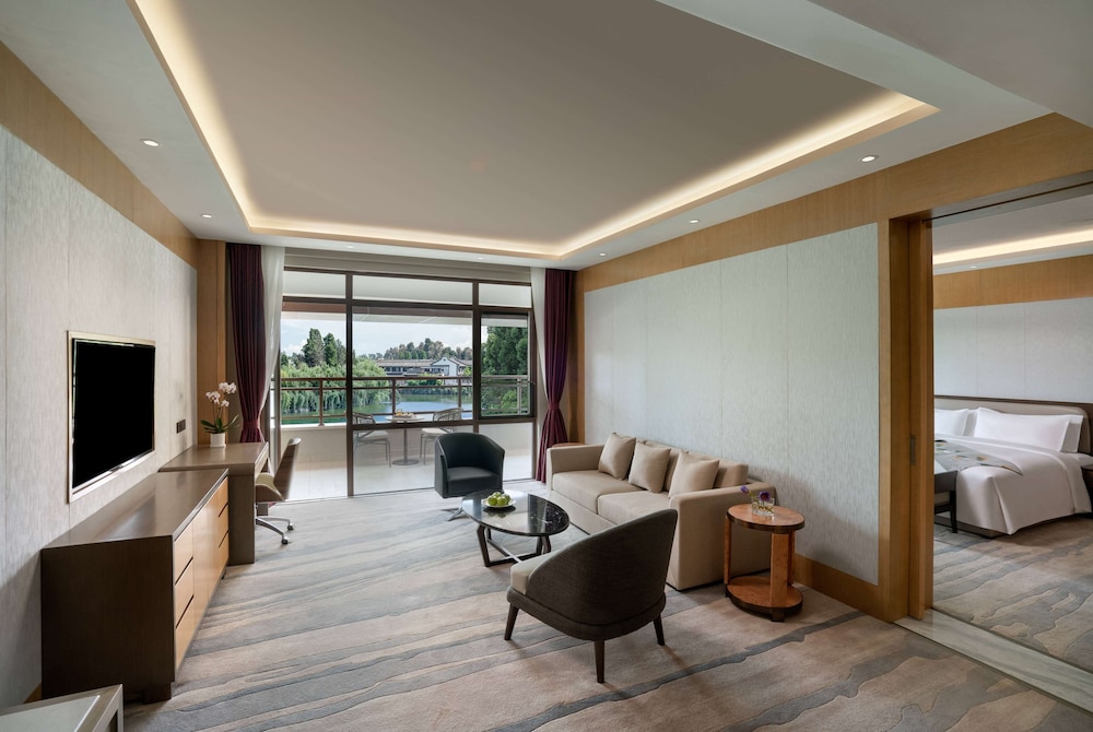 Suite, 1 King Bed, Smoking (Haigeng)