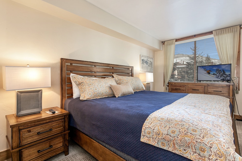 Condo, 2 Bedrooms, 2 Bathrooms - Photo 4