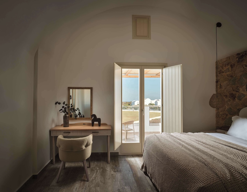 King Two-Bedroom Duplex Suite with Private Heated Pool and Hydromassage