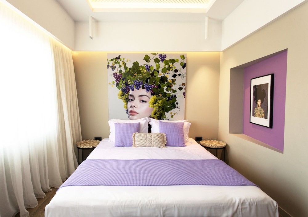 Deluxe Queen Suite photo 3
