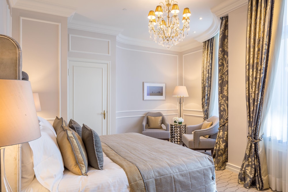 Deluxe Room, 1 King Bed, Garden View photo 3