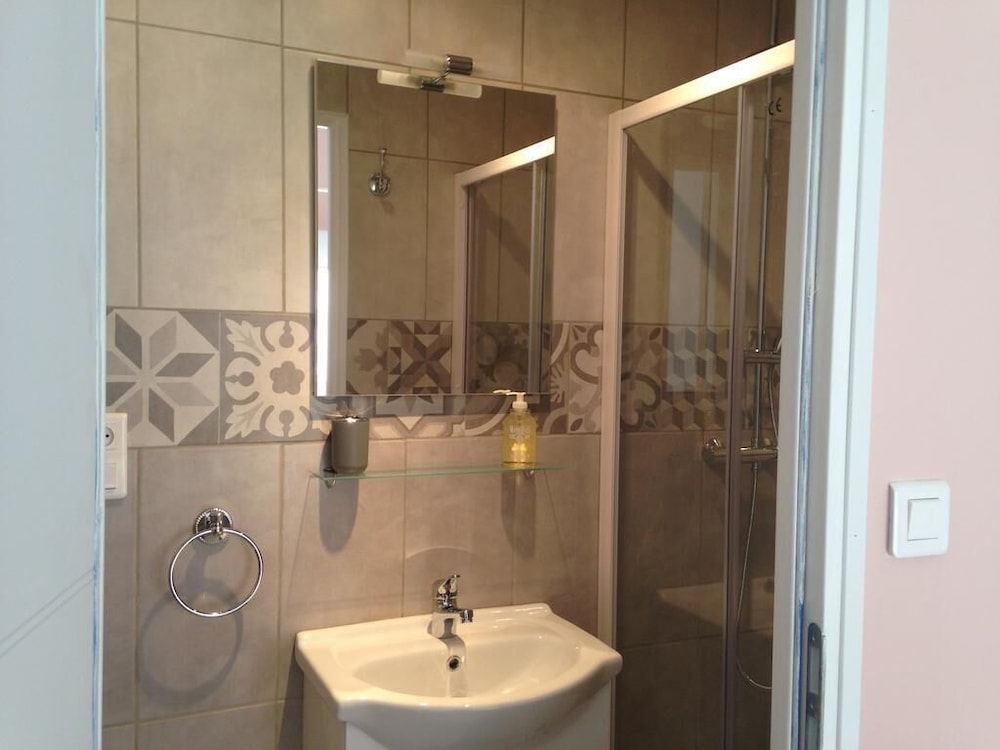 Deluxe Double Room (Shower) - Photo 2