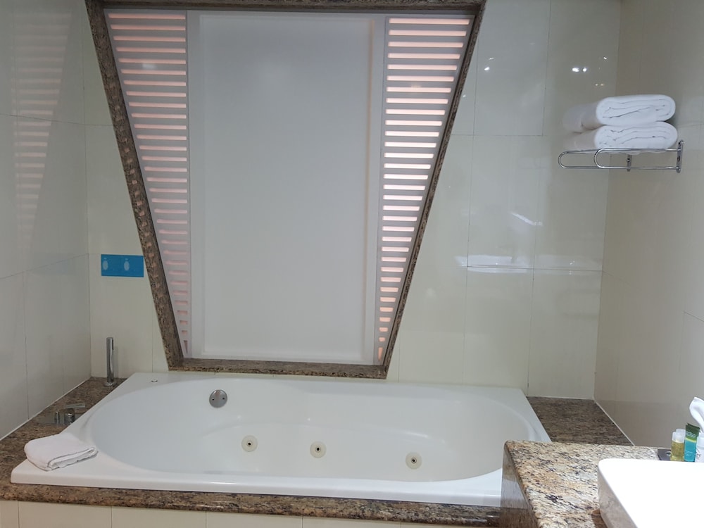 Deluxe Junior Suite - Photo 5