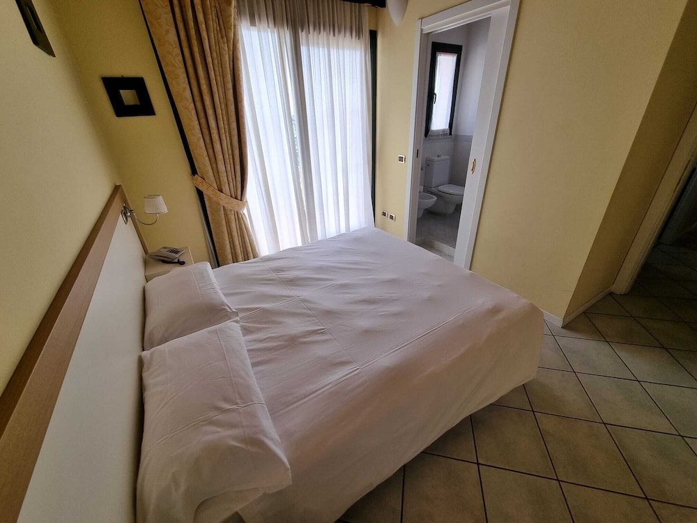 Standard Suite, 2 Bedrooms, Balcony, Lake View - Photo 3