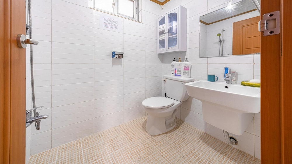 Basic Room, 1 Bedroom (Small Room) - Photo 7