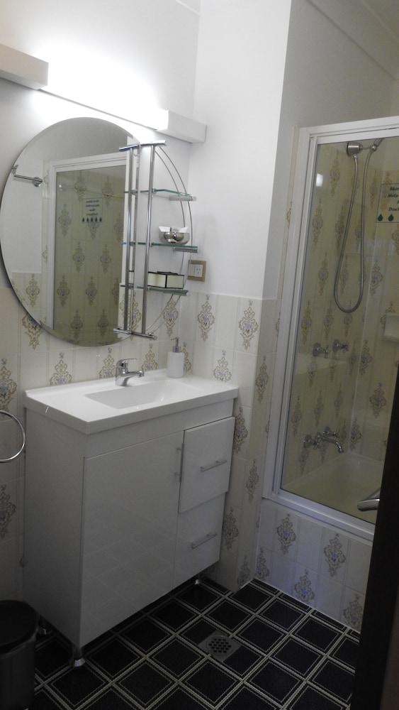Standard Room, Non Smoking, Balcony (Lithgow Suite) photo 2
