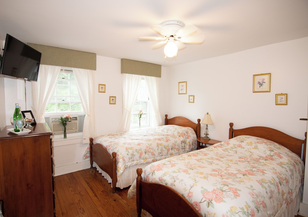 C7 Carriage House Twin Room photo 1