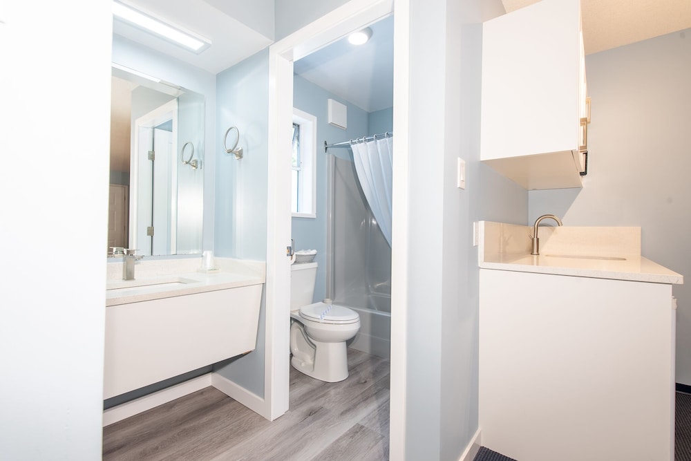 Deluxe Room, Multiple Beds, Kitchenette photo 3
