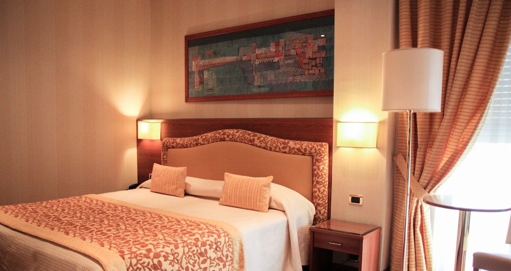 Superior Double Room Single Use, Partial Sea View photo 3