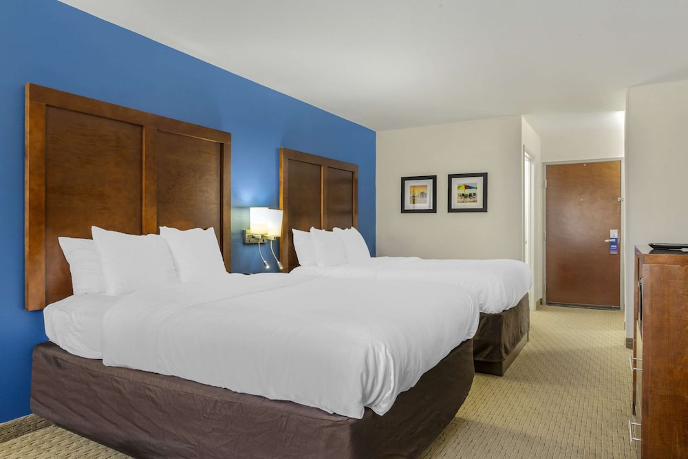 Standard Room, 2 Queen Beds, Non Smoking - Photo 13