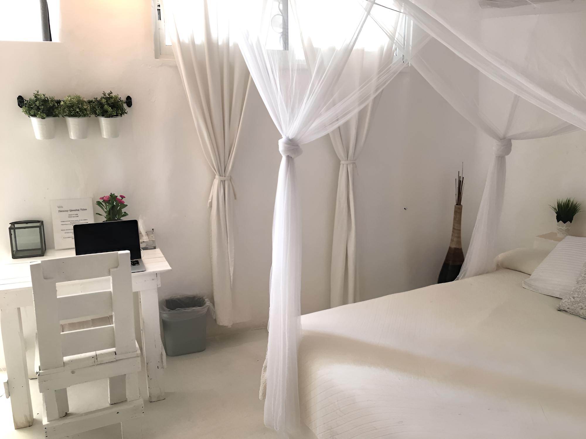 Suite, 1 King Bed, Private Bathroom
