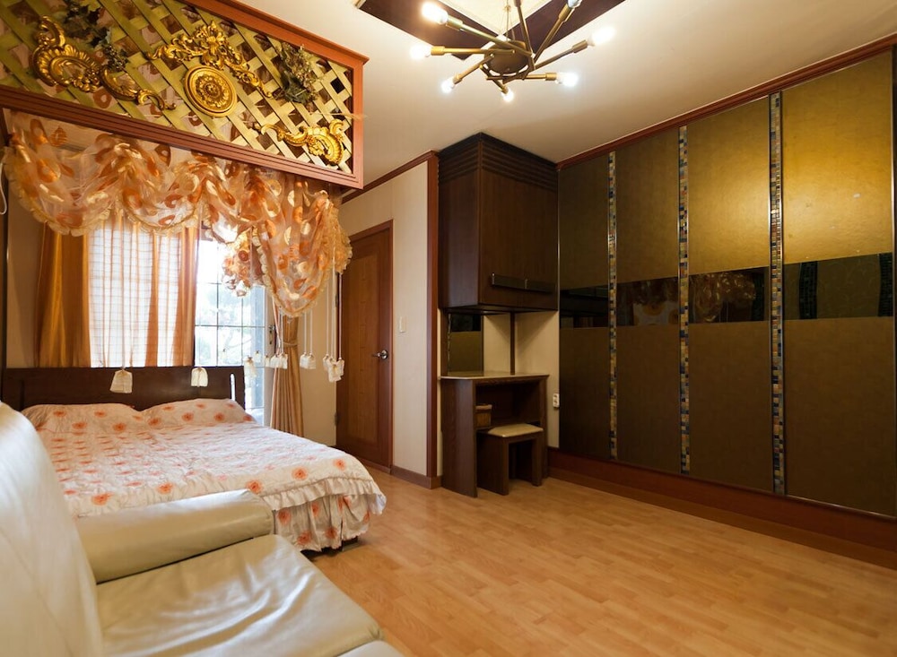 Room (Violet) photo 2