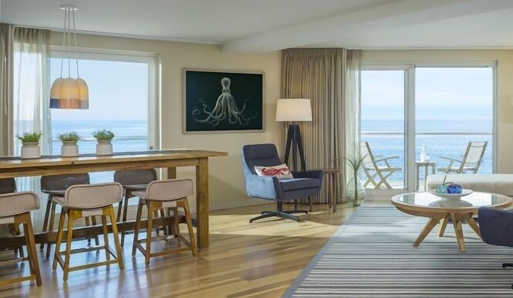 One Bedroom Oceanfront Corner Suite