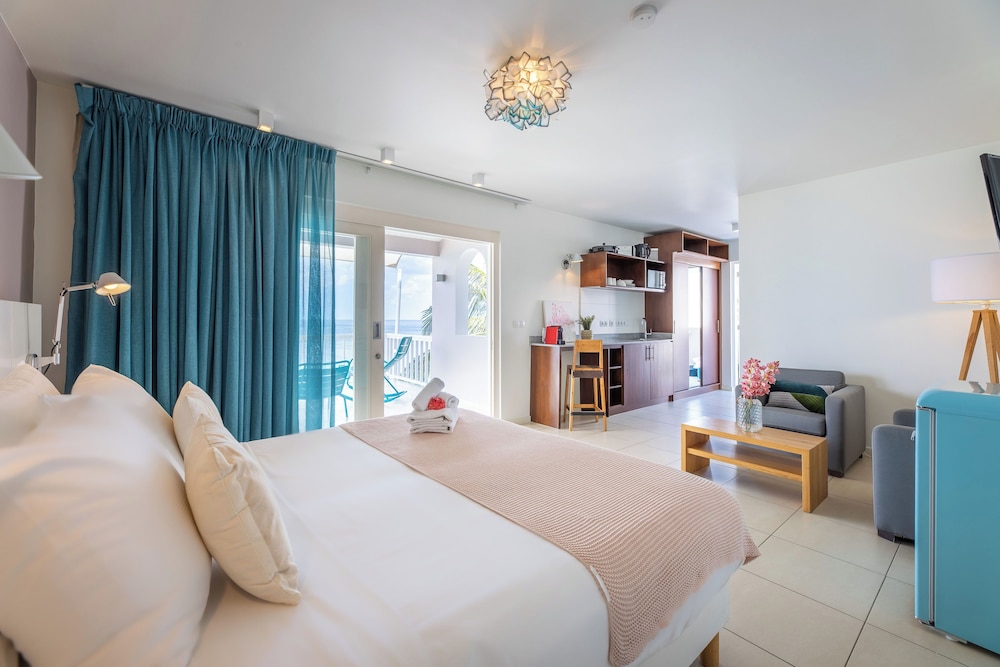 Deluxe Room, Pool Access, Partial Ocean View photo 2