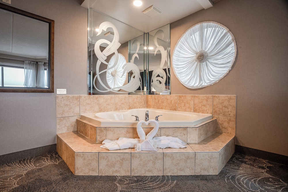 Queen Suite with Jetted Tub photo 2