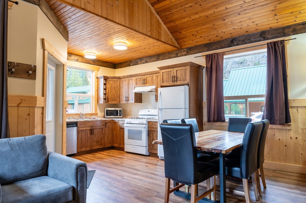 Premier Cabin, 2 Bedrooms, Fireplace photo 2