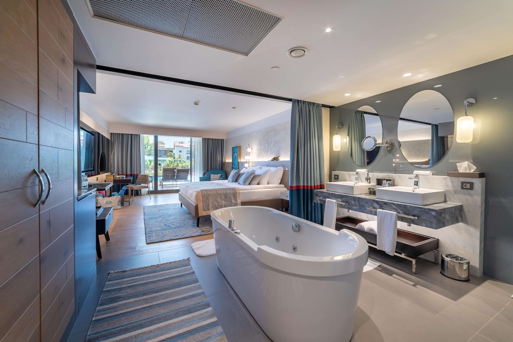 Superior Double Room, Pool Access photo 3