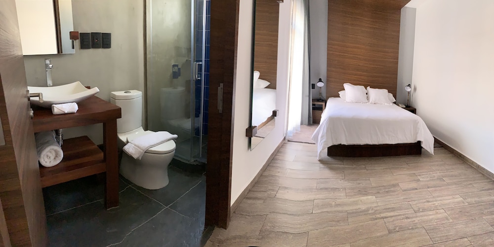 Standard Room, 1 Queen Bed - Photo 2