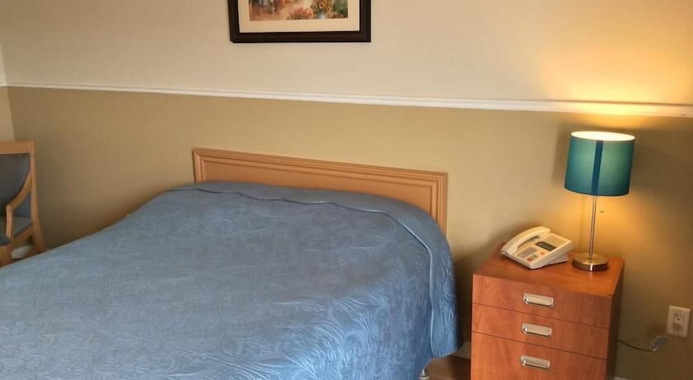 Standard Room, 1 Queen Bed photo 2