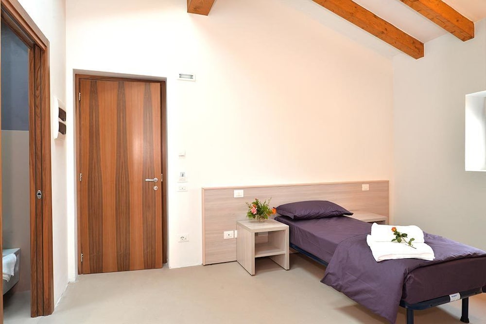 Traditional Twin Room, 2 Twin Beds photo 3