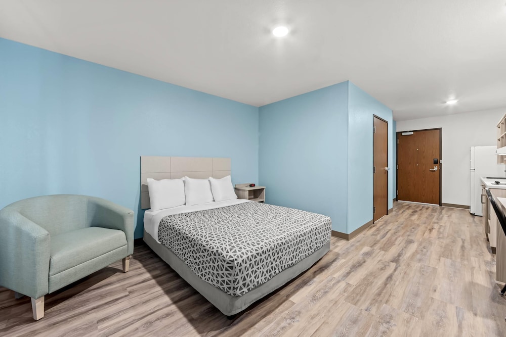 Suite, 1 Queen Bed, Accessible Bathtub, Non Smoking photo 3