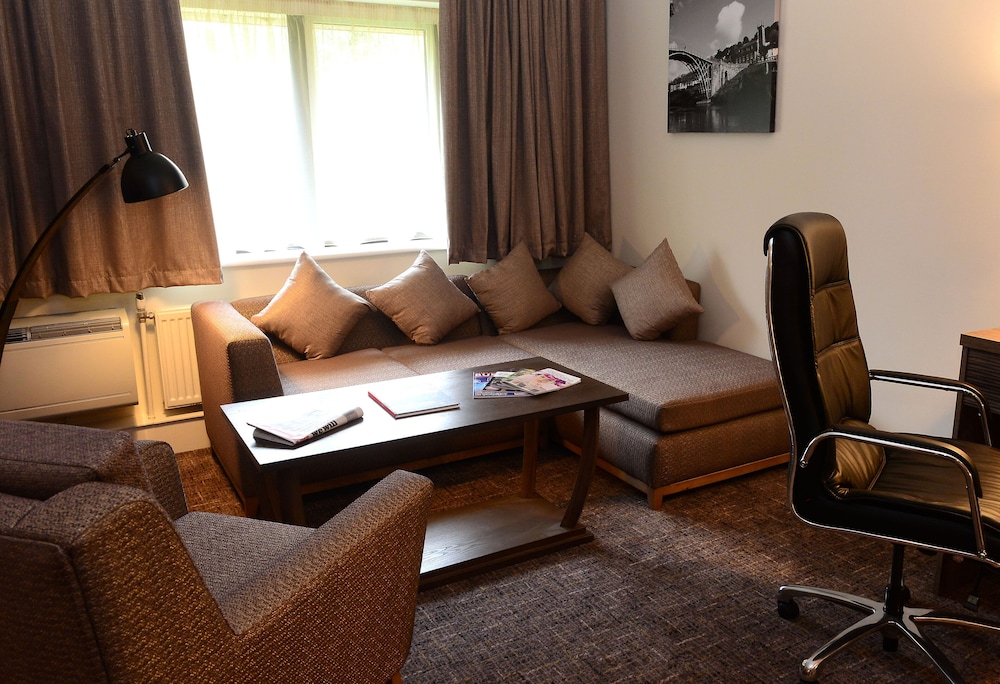 Suite, 1 Bedroom - Photo 1