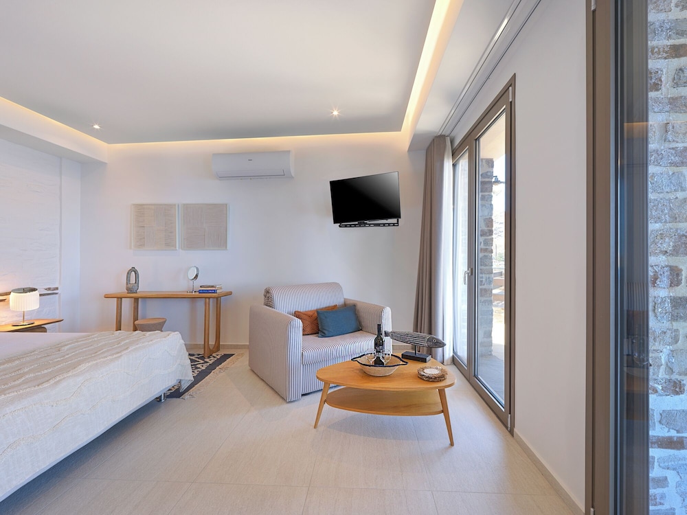 King Suite with Sea View and Hot Tub photo 2