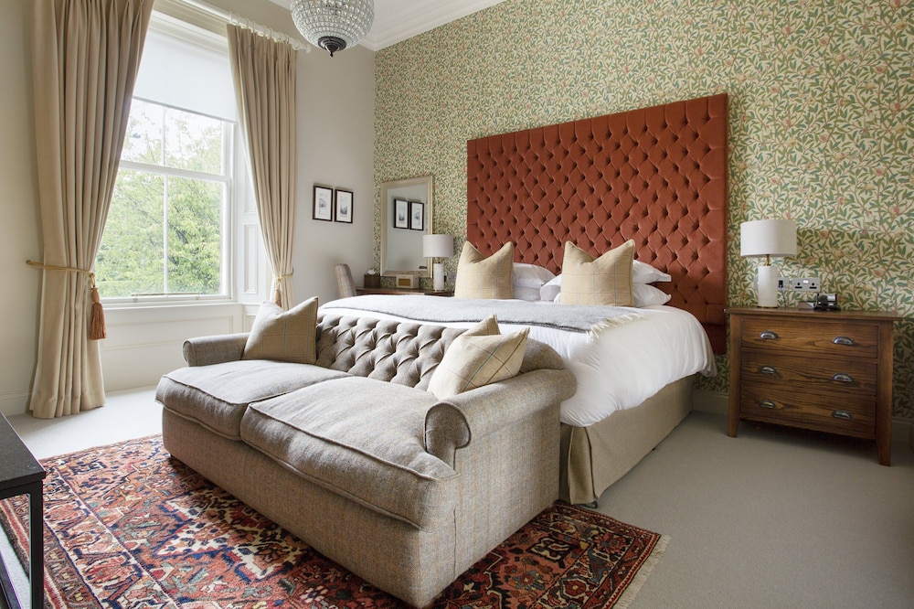 The House Executive Room (located at 5 Hampton Terrace)