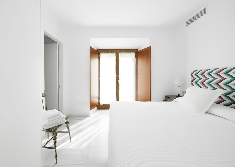 3 Bedroom Apartment with Balcony - Photo 1