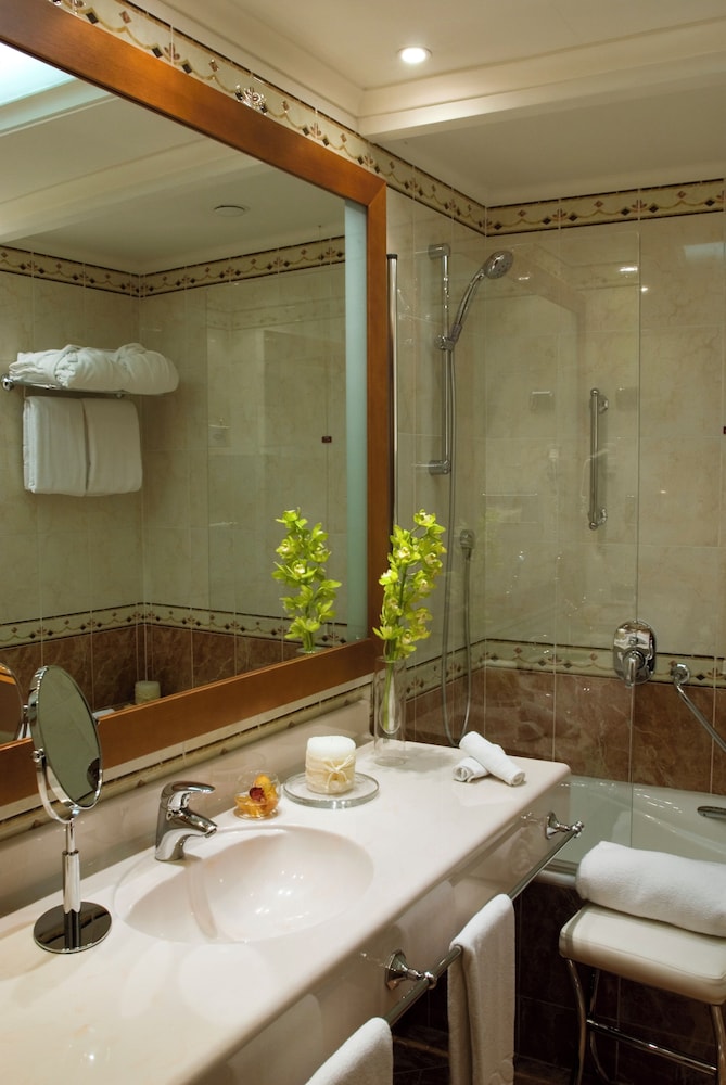 Standard Double or Twin Room - Photo 4