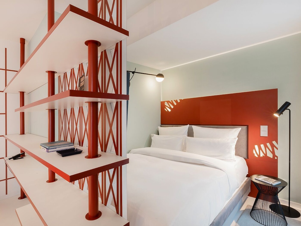 Room (Urban)