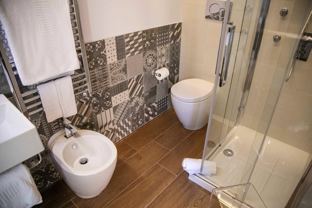 Standard Double Room, 1 Queen Bed, Non Smoking, Courtyard View photo 3