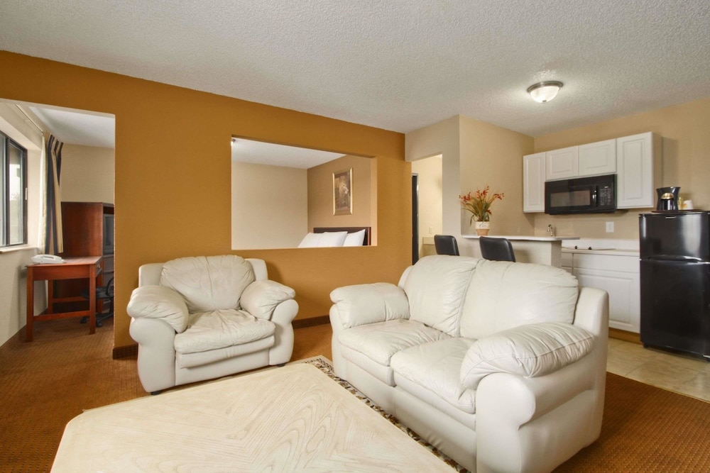 Suite, 1 King Bed, Kitchen photo 1
