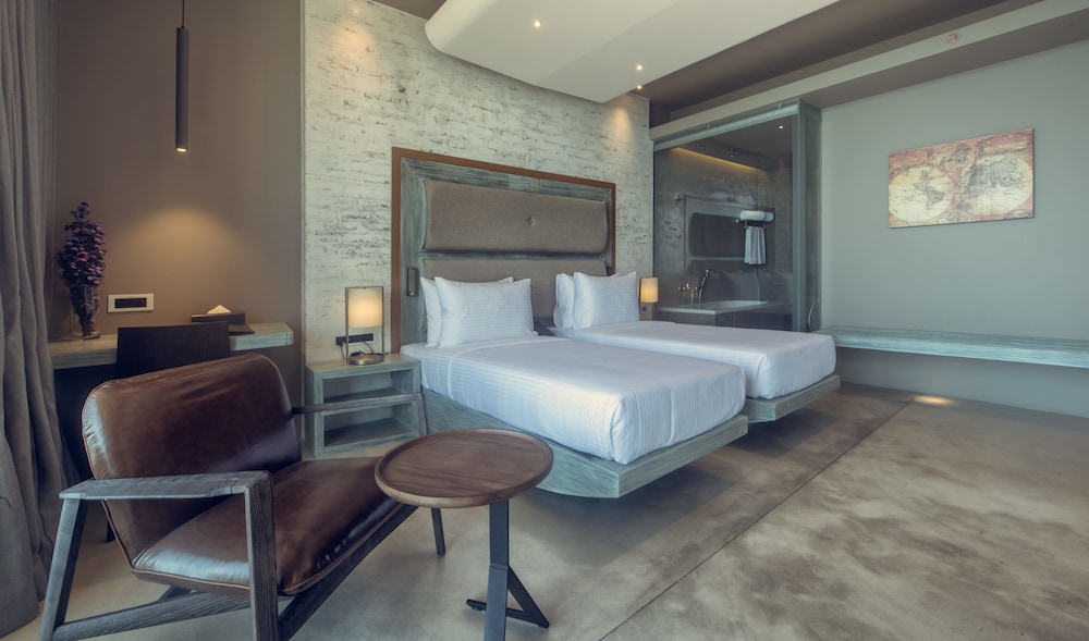 Deluxe Room (with Free airport Pick-up or Drop-off) photo 3