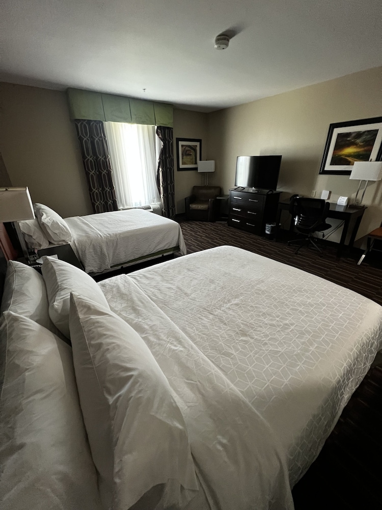 Suite, 2 Queen Beds, Accessible (Comm, Mobility, Roll Shwr)