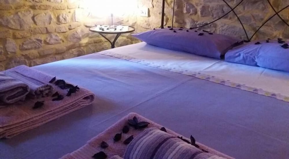Basic Double Room, 1 Queen Bed (Borgia) photo 1