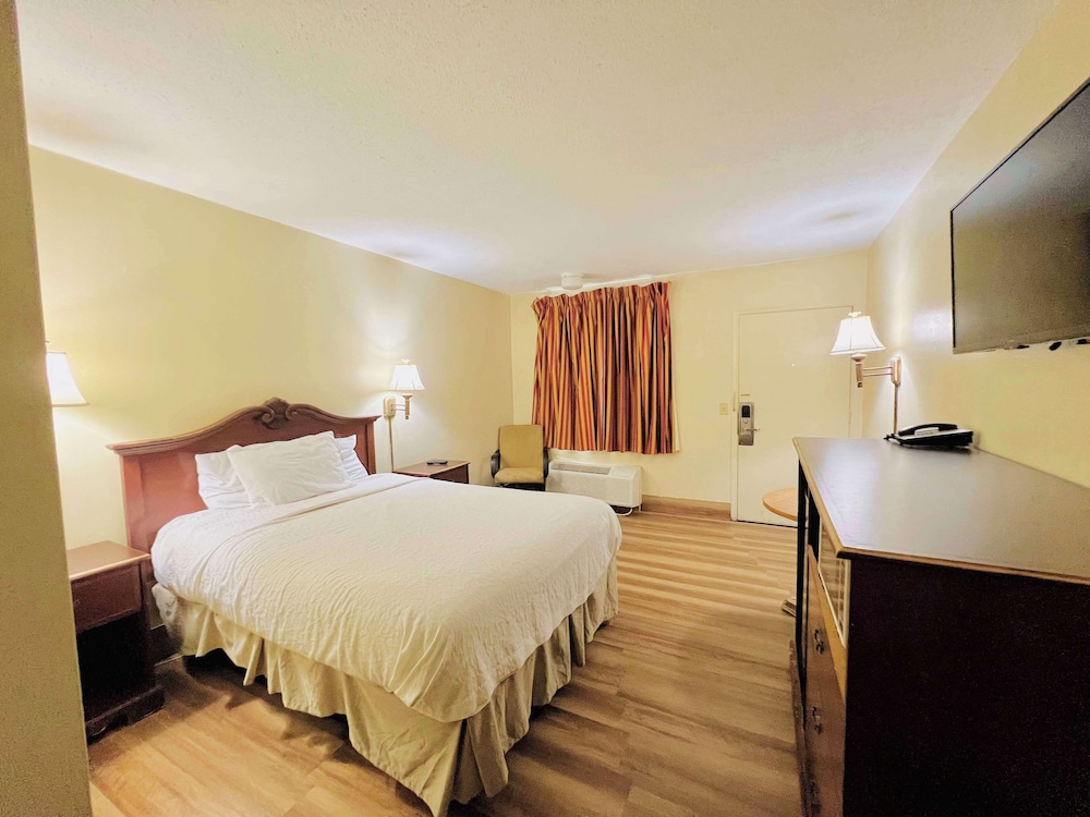 Standard Room, 1 Queen Bed - Photo 1