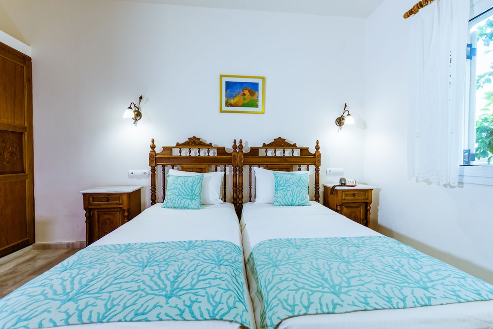 Superior One Bedroom - Photo 3