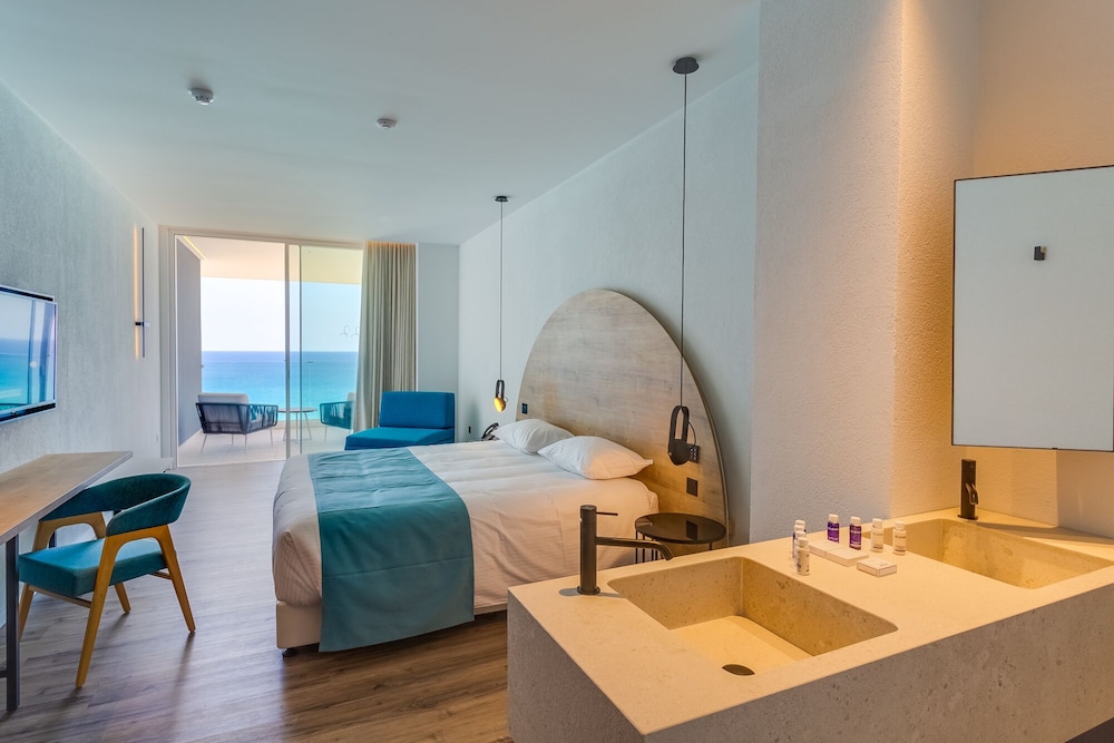 Deluxe Suite, Sea View (Front) - Photo 8