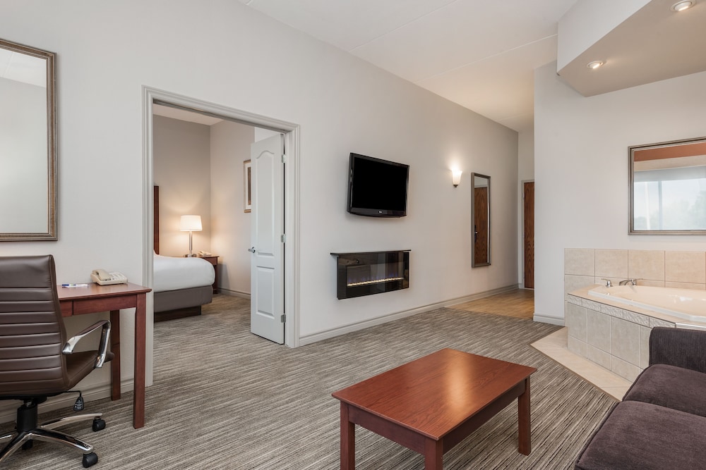 Suite, 1 Bedroom - Photo 2