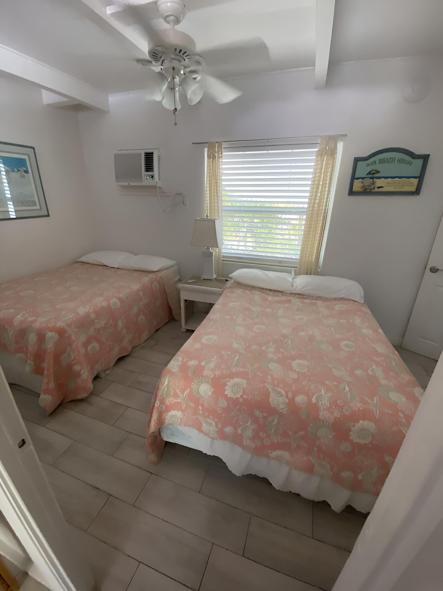 One Bedroom Cottage, 2 Beds photo 3