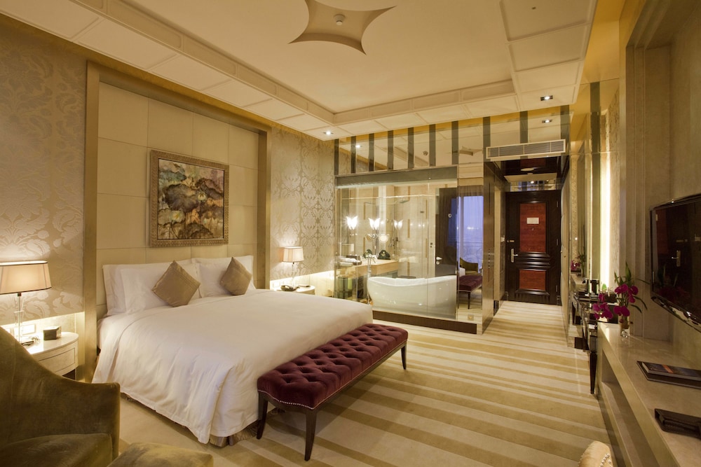 Deluxe King Room with City View