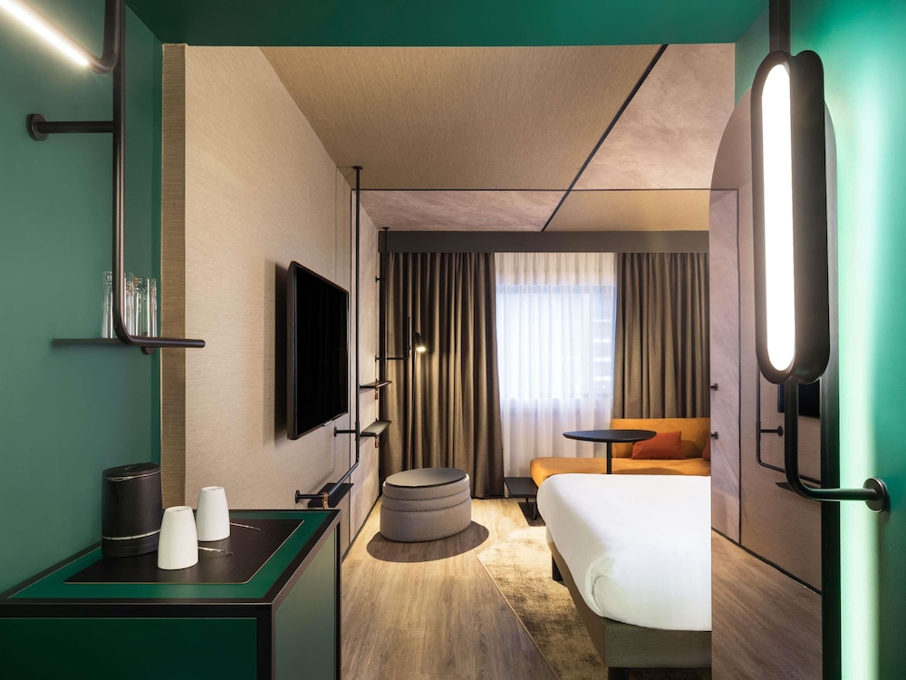 Deluxe Room, 1 Queen Bed with Sofa bed thumbnail 5