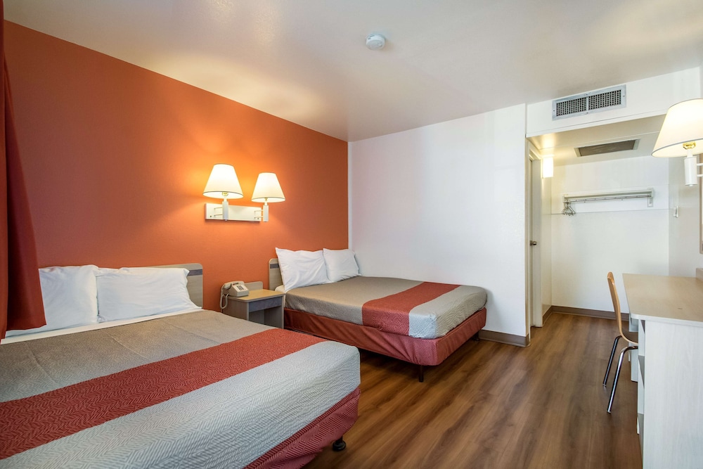 Standard Room, 2 Double Beds, Accessible, Non Smoking - Photo 5