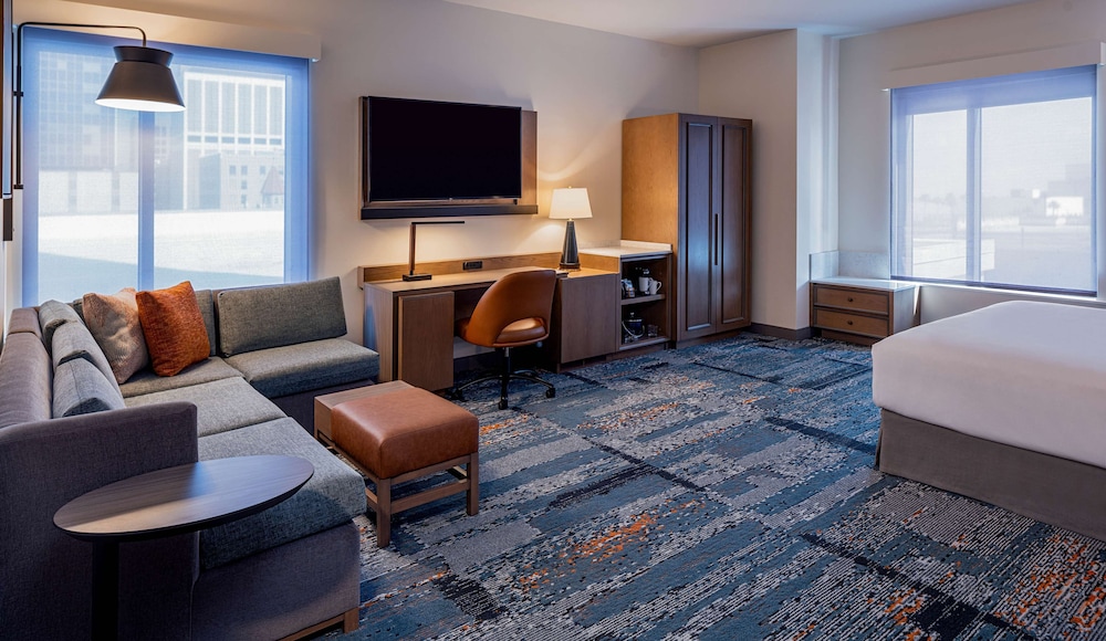 Room, Accessible (1 King and 1 Twin Bed, Roll-in Shower) photo 3