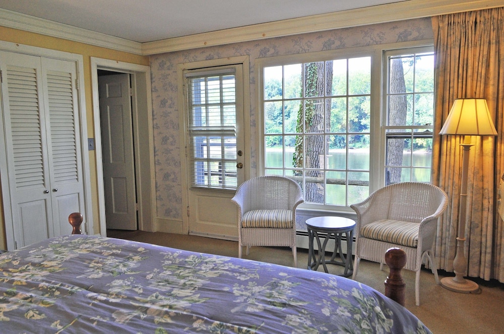 Premium Room, 1 Queen Bed, River View (No Pets Allowed) photo 2