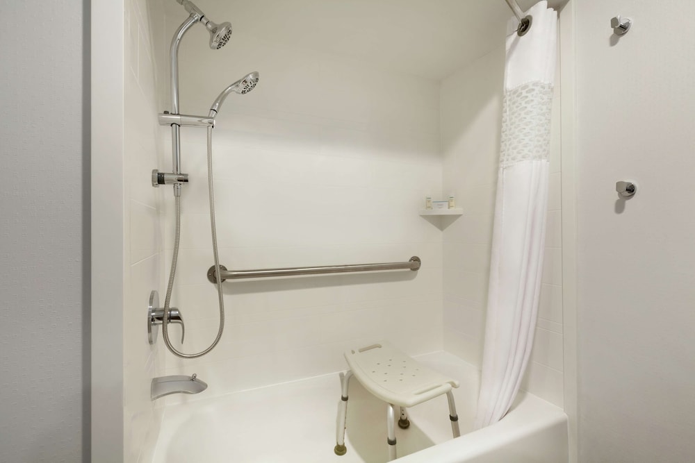 Room, 2 Queen Beds, Accessible, Bathtub - Photo 5