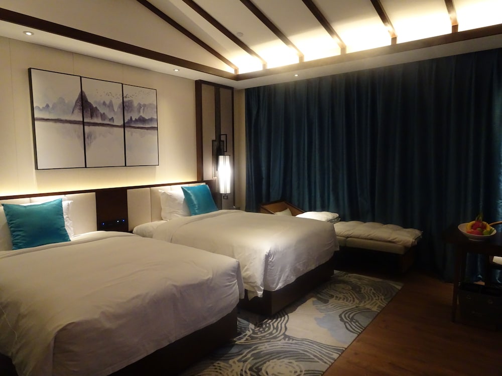 Superior Room, Multiple Beds, Non Smoking (Garden Pool View) photo 3