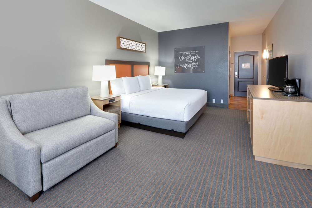Room, 1 King Bed, Non Smoking - Photo 3